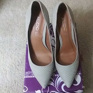 Grey pumps